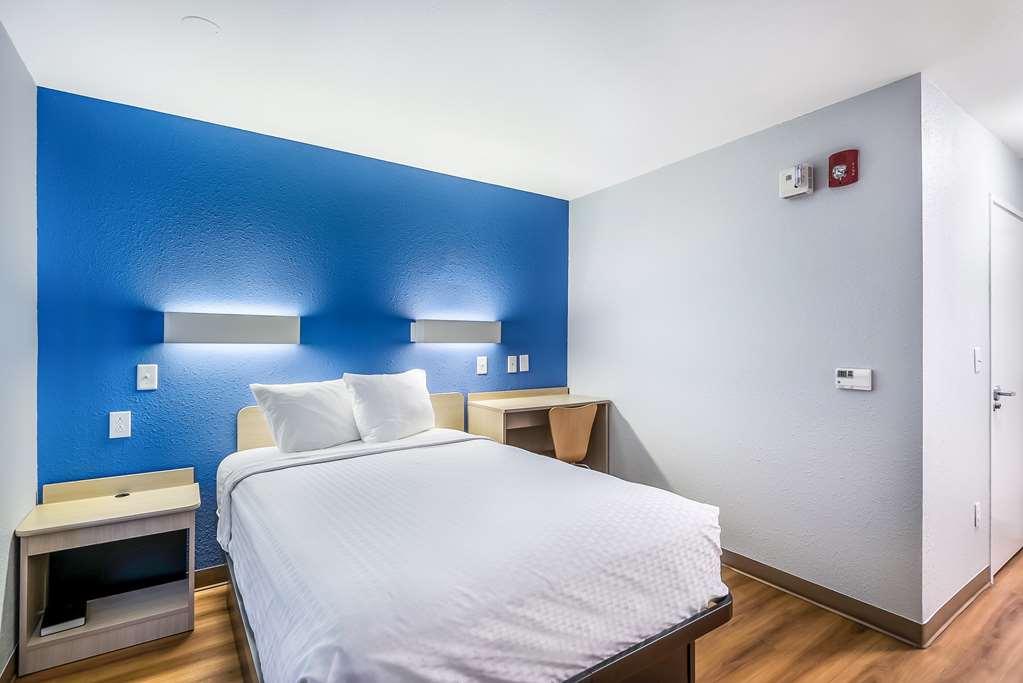 Americas Best Value Inn East Peoria Room photo