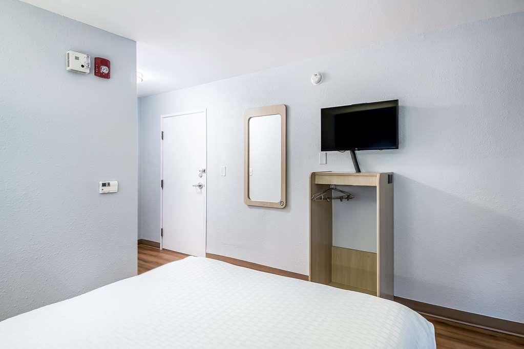 Americas Best Value Inn East Peoria Room photo