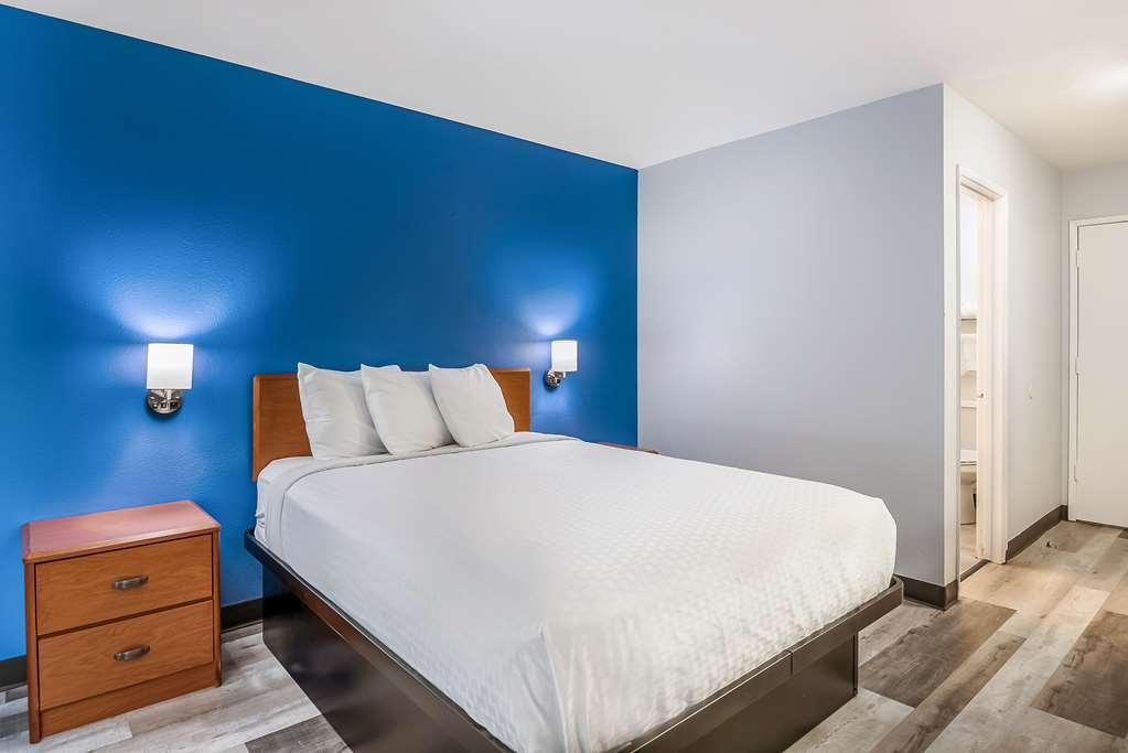 Americas Best Value Inn East Peoria Room photo