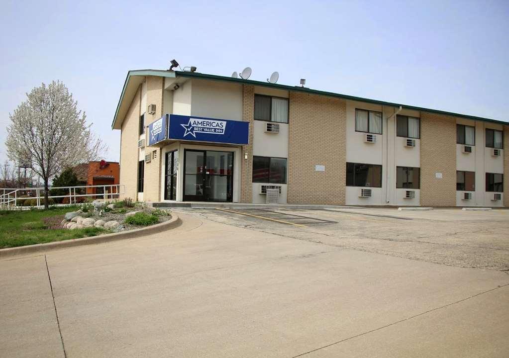 Americas Best Value Inn East Peoria Exterior photo