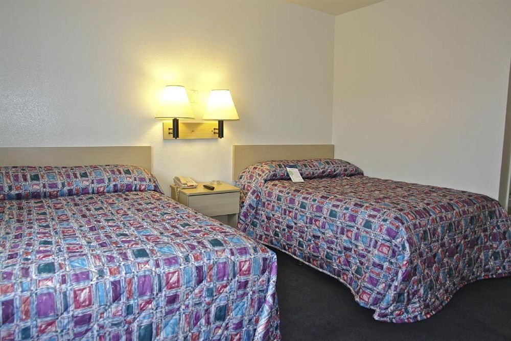 Americas Best Value Inn East Peoria Exterior photo