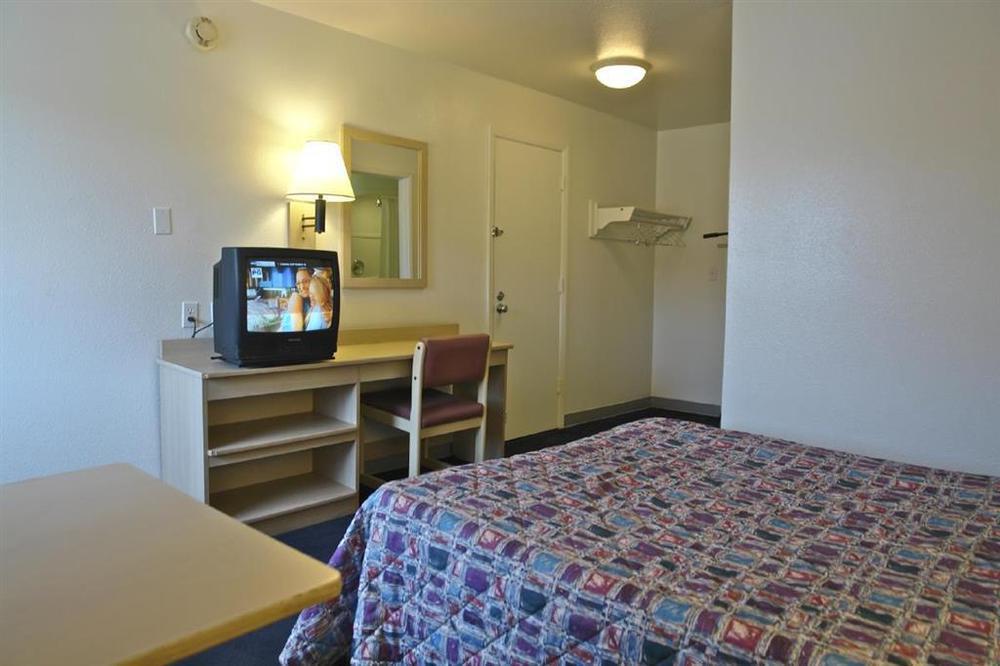 Americas Best Value Inn East Peoria Room photo