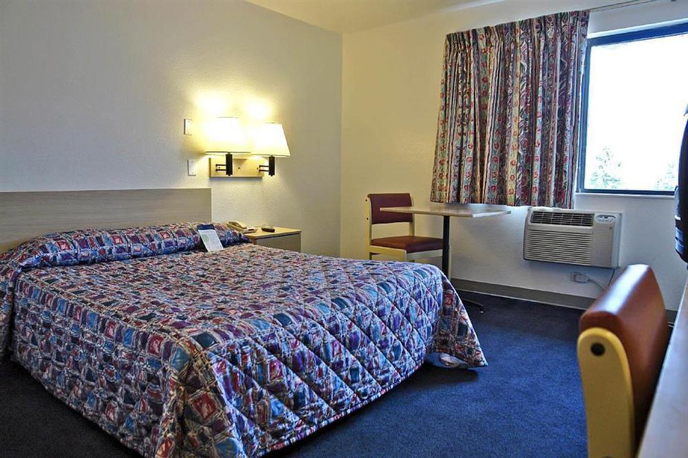 Americas Best Value Inn East Peoria Room photo