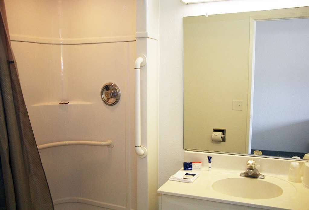 Americas Best Value Inn East Peoria Room photo