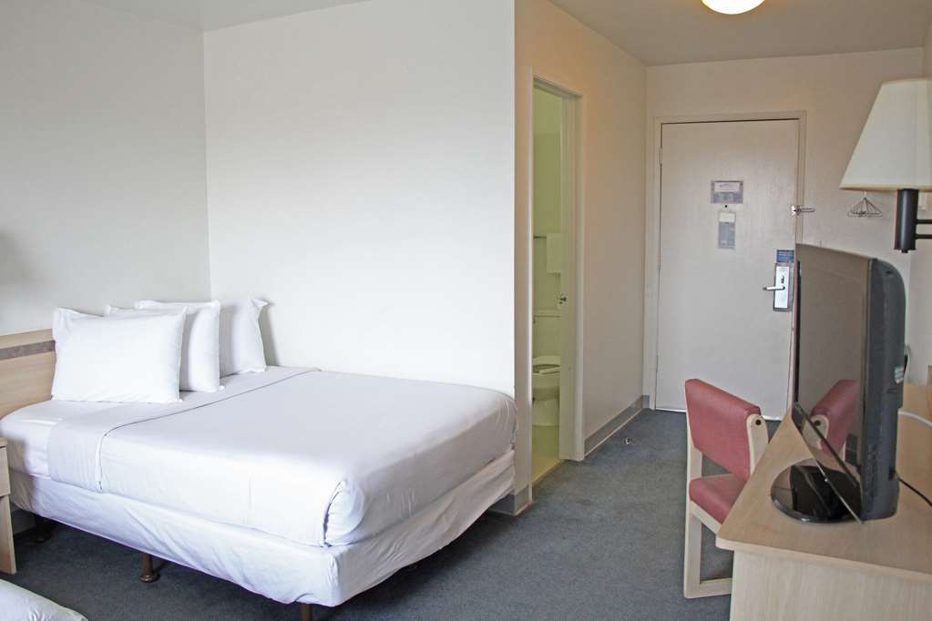 Americas Best Value Inn East Peoria Room photo